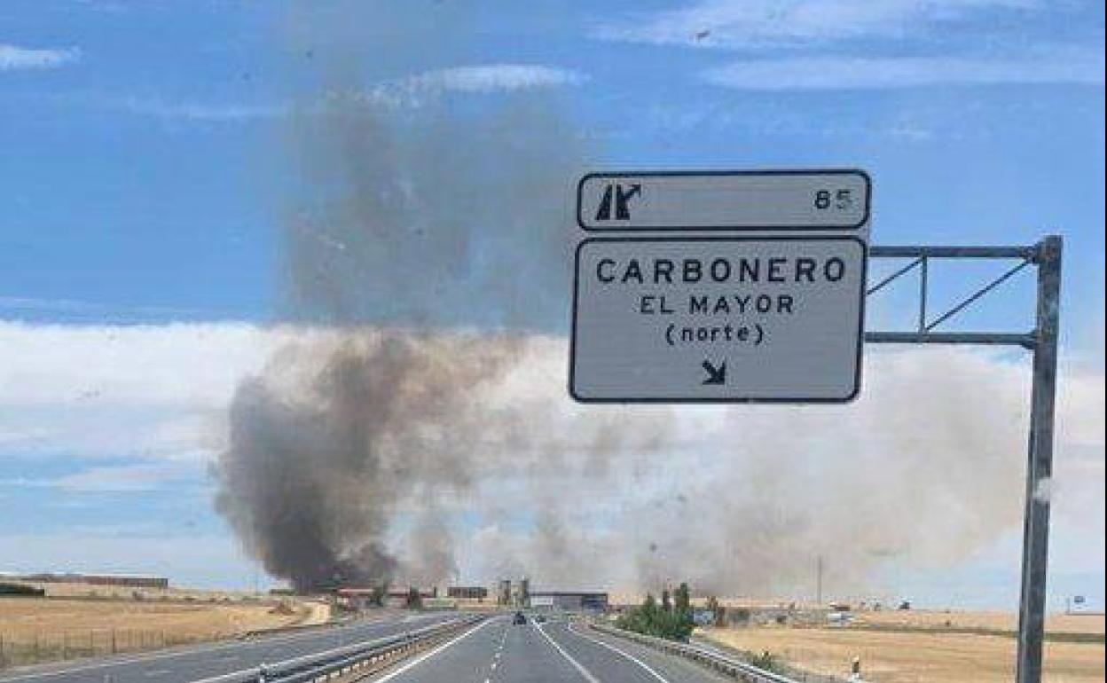 Columna de humo del fuego declarado este miércoles en la zona de Carbonero el Mayor. 