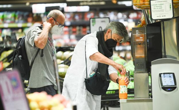 Algunos clientes vuelven a llevar la mascarilla en interiores por miedo al nuevo repunte. 