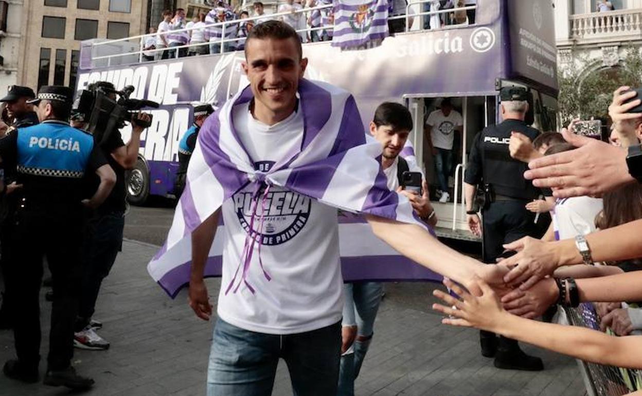 Masip, durante la celebración del ascenso a Primera junto a la afición del Real Valladolid. 