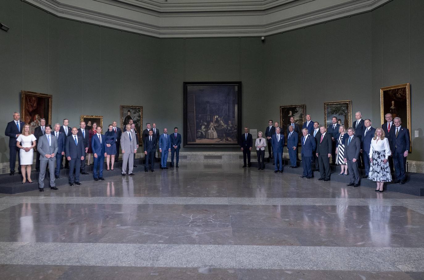 Los participantes en la cumbre de la OTAN, junto a 'Las meninas', en el Museo del Prado.