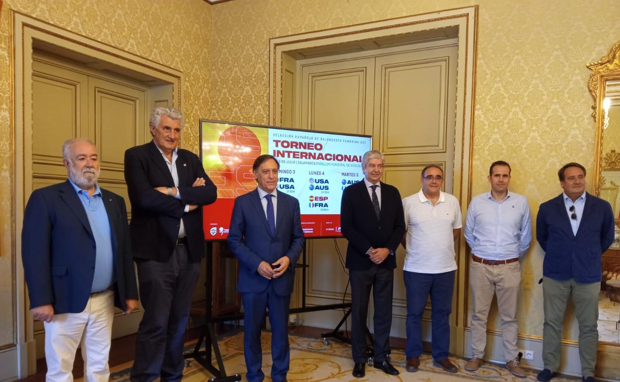 Participantes en la presentación del torne en el Ayuntamiento.