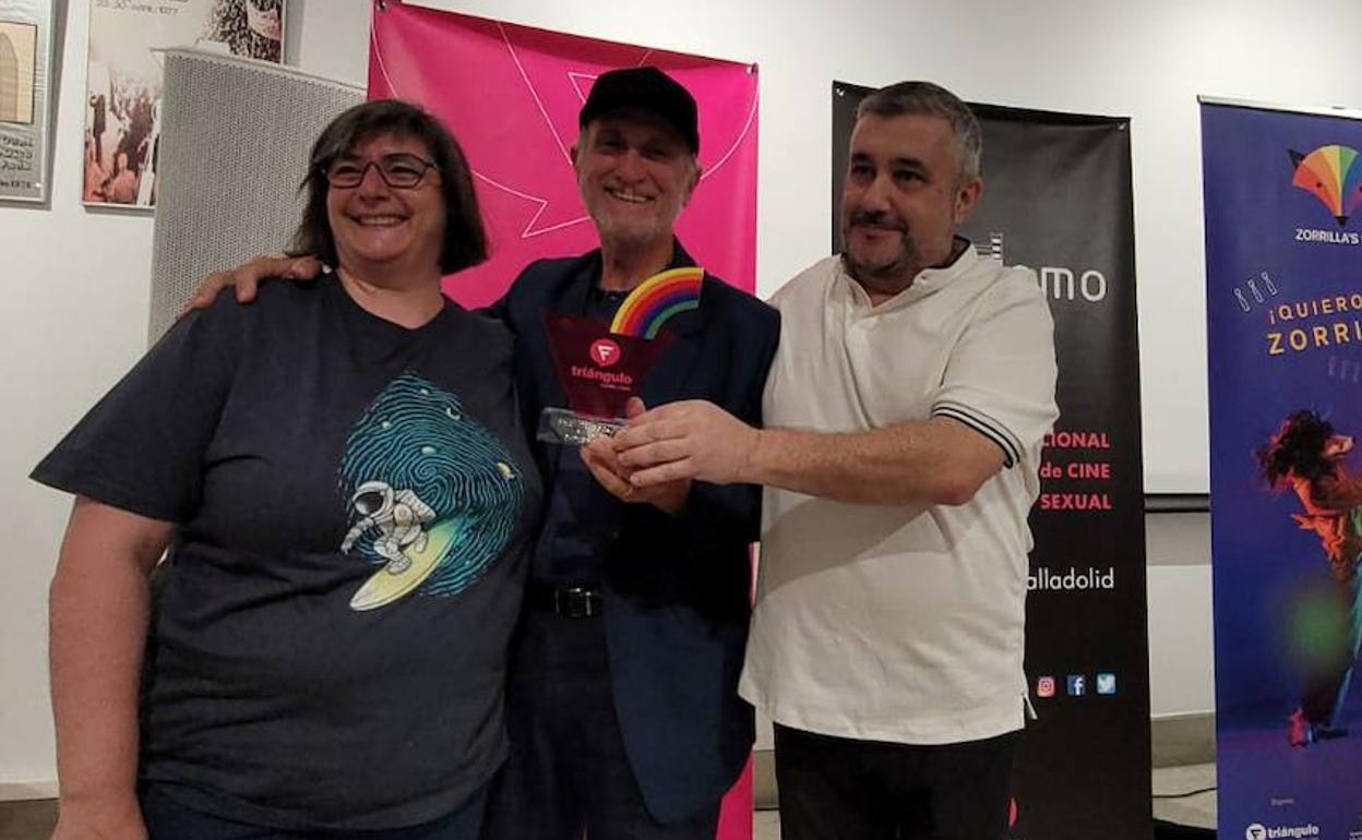 Javier Angulo recibe el Triángulo Rosa. 