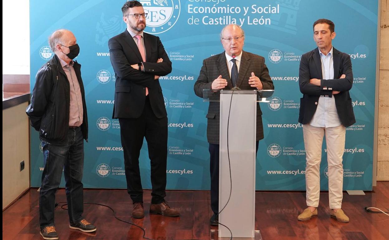 Enrique Cabero, presidente del CES de Castilla y León, con los representantes de UCT, CEOE y CC OO.