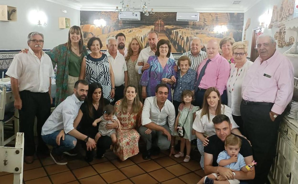 Benedicta rodeada por miembros de su familia. 