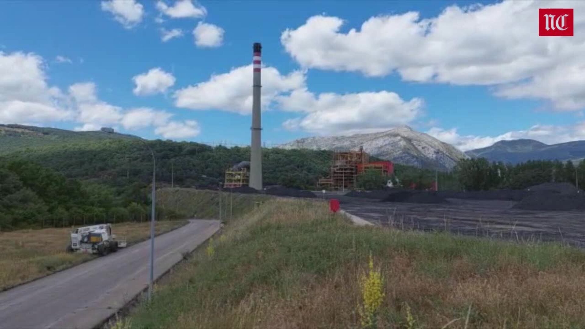 La demolición de la última chimenea de la Térmica de Velilla