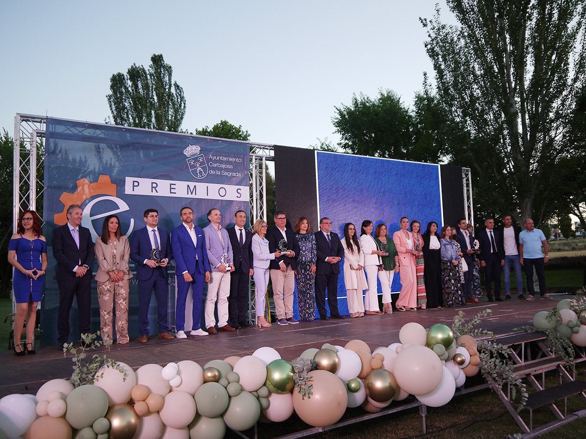 Foto de familia de los premiados. 