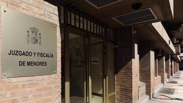 El parricida ha pasado a disposición de la Fiscalía de Menores a media mañana del viernes. 