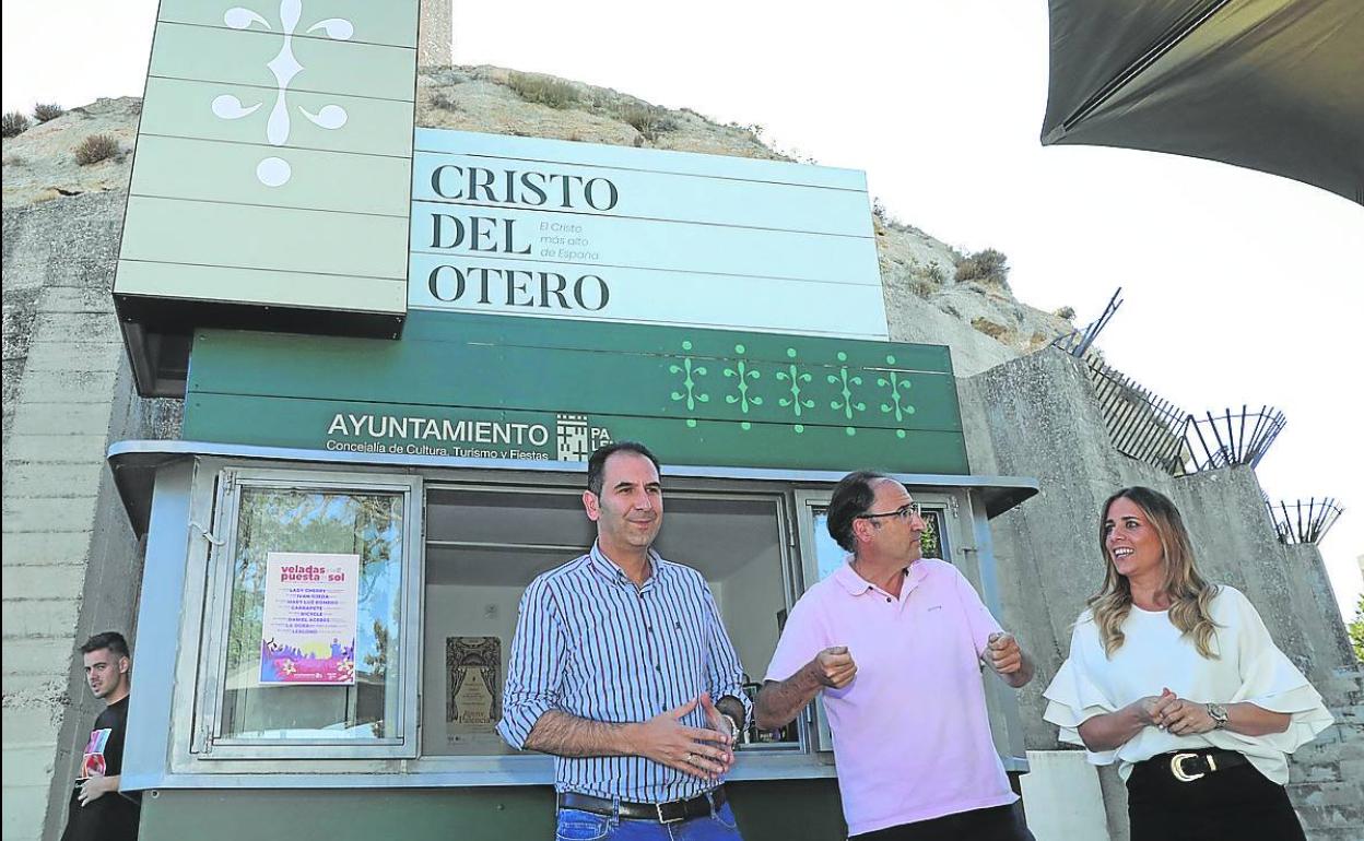 El alcalde, con el teniente de Alcalde y la concejal de Cultura, este jueves en el quiosco del cerro del Otero.
