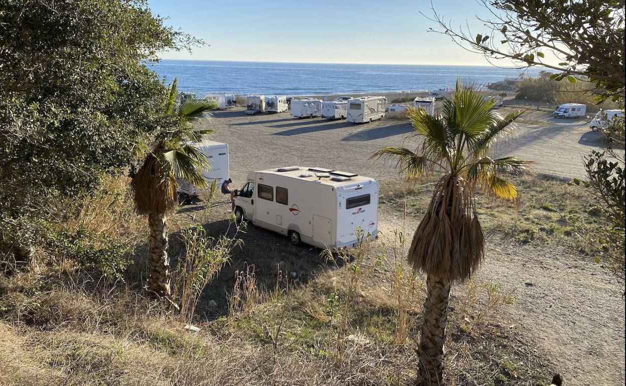 Autocaravanas estacionadas junto a una playa, en una imagen de archivo. 