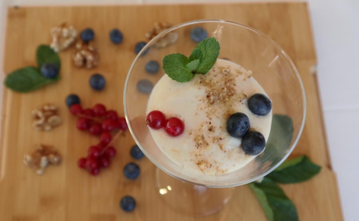 Helado casero de limón con frutos silvestres. 