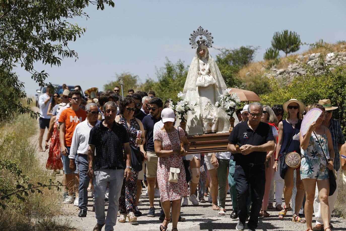 Un momento de la romería haia la ermita.