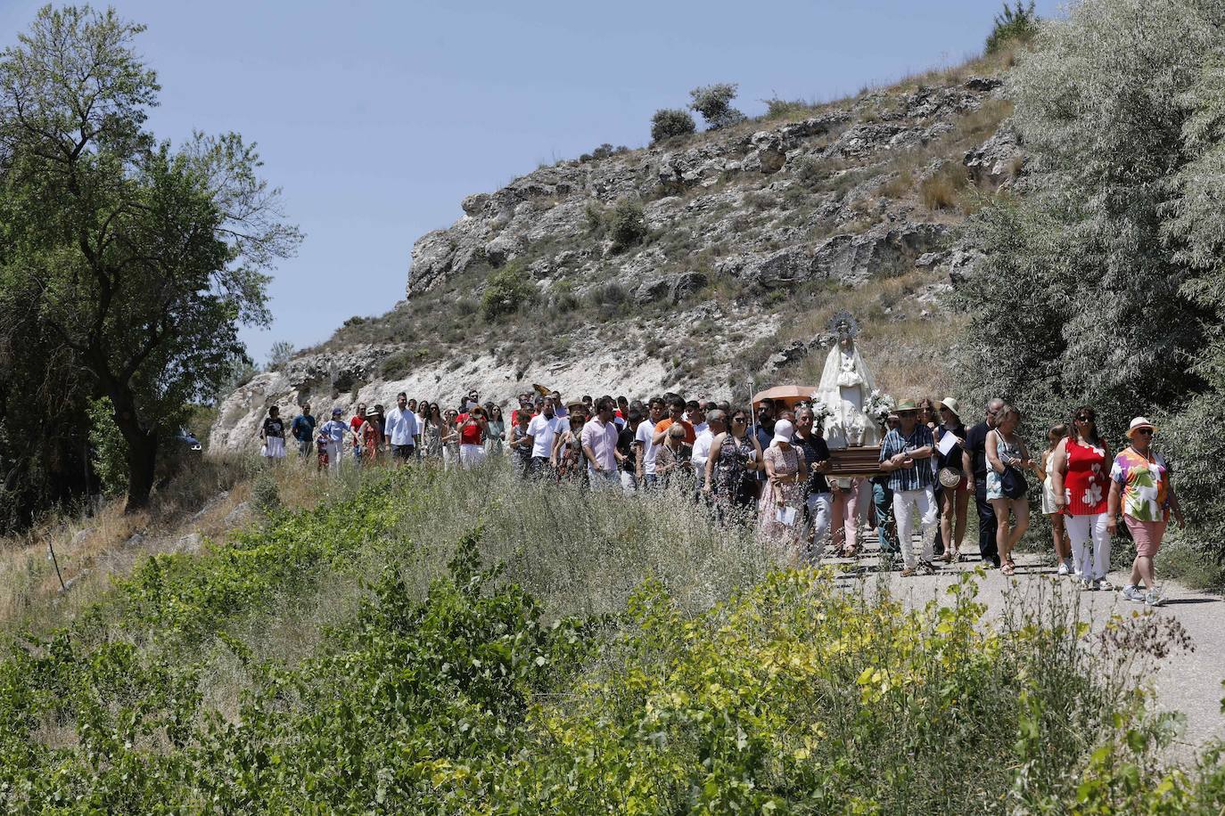 Un momento de la romería haia la ermita.