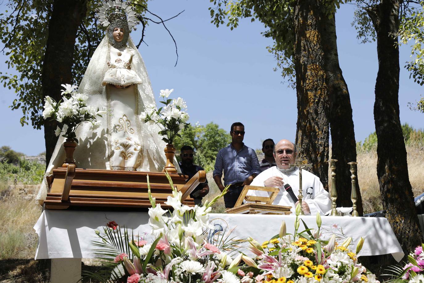 Un momento de la romería haia la ermita.