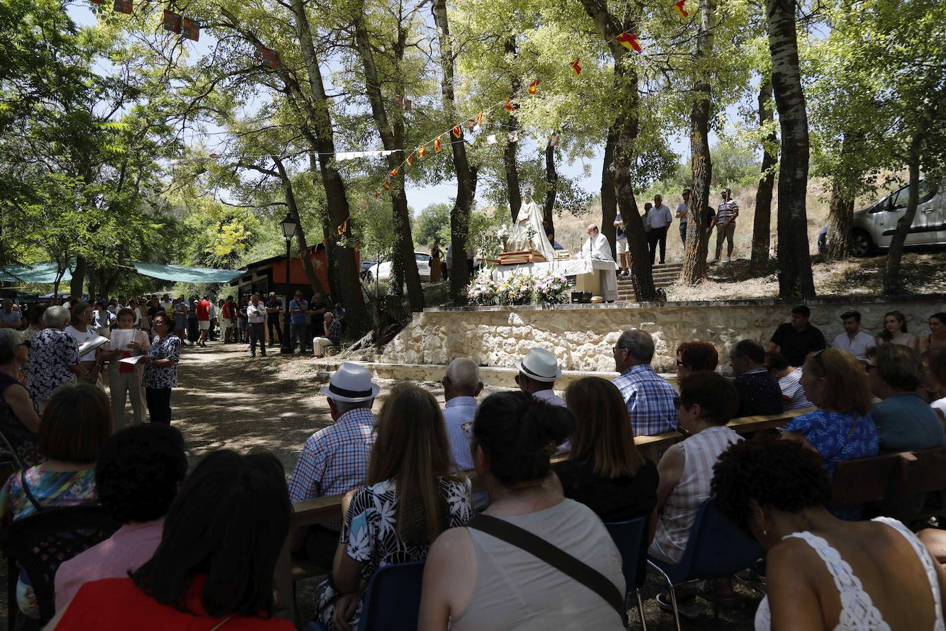 Un momento de la romería haia la ermita.