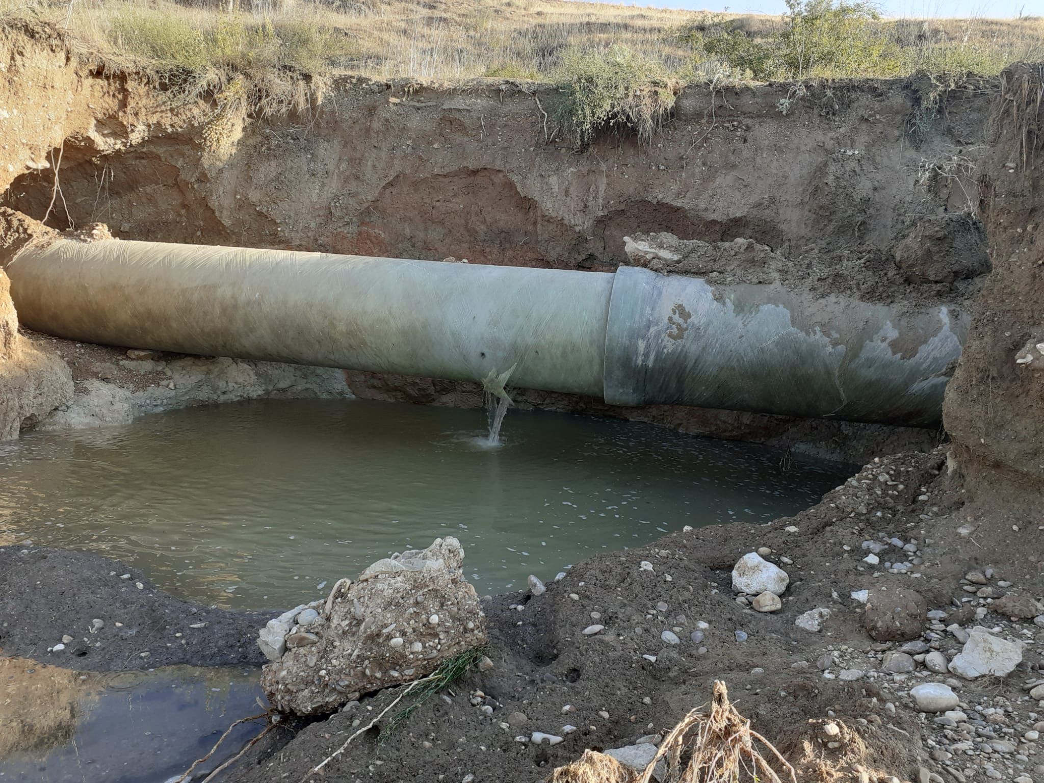 Fotos: El nuevo reventón de la tubería del canal de Riaza, en imágenes