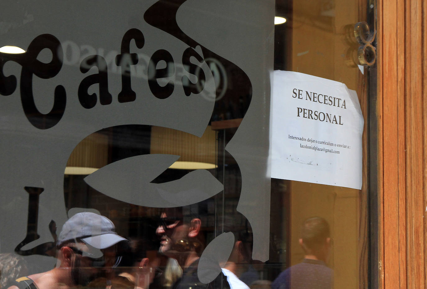 Cartel en una cafetería de Segovia en el que se informa de la búsqueda de personal.