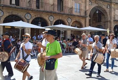 Imagen secundaria 1 - Folclore charro para reclamar la reapertura para uso turístico de la línea férrea de La Fuente a Barca de Alba