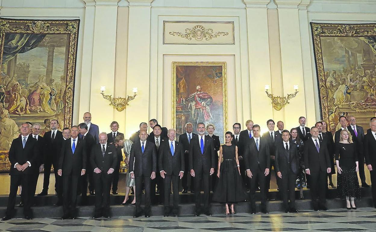 Foto de familia, el pasado martes por la noche en el Palacio Real, de los jefes de Estado y de Gobierno de la cumbre de la OTAN de Madrid. 