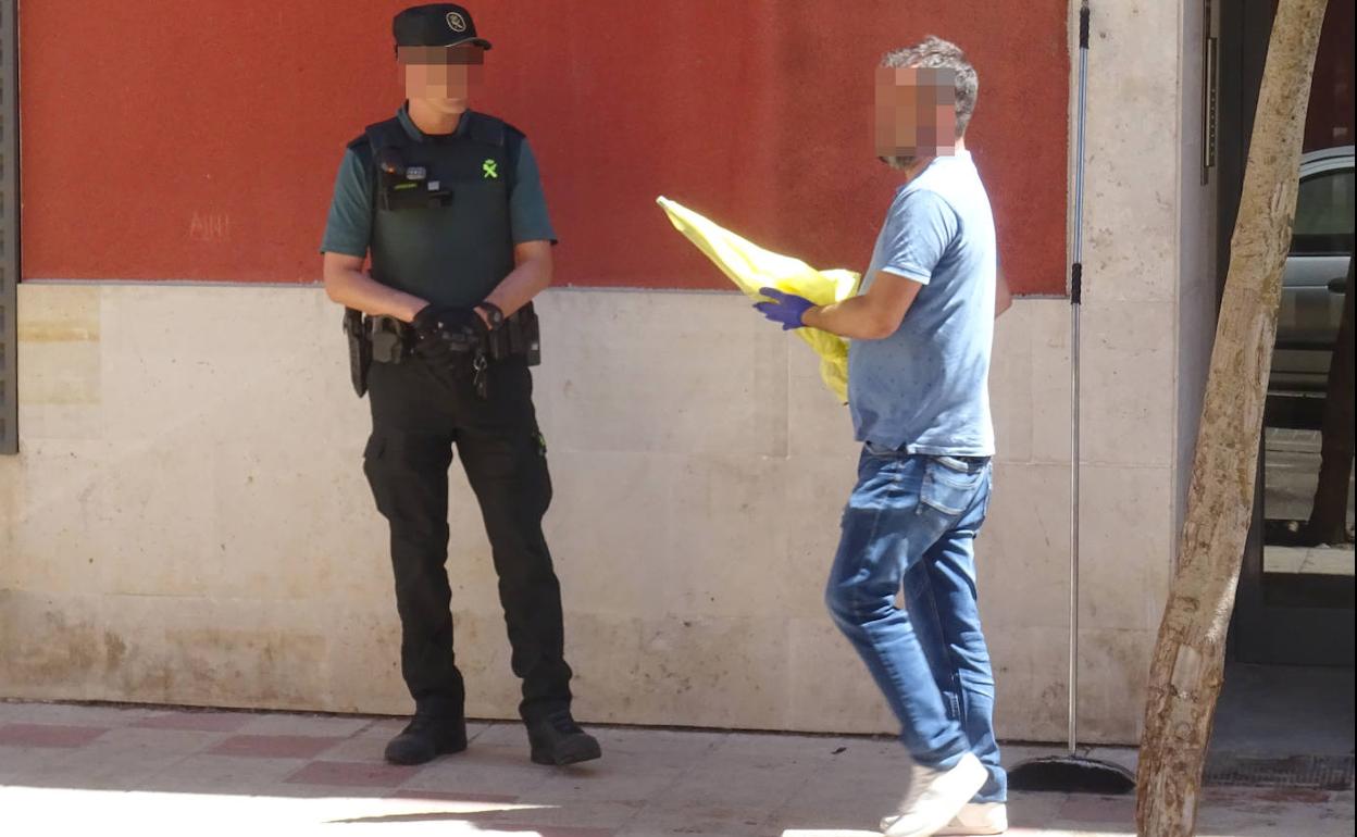 Un guardia civil porta el arma con el que Pablo A. S. H. disparó a un vecino y a un mando de la Benemérita.