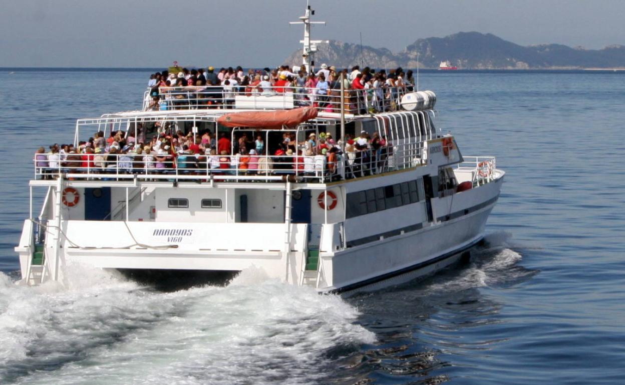 Un barco turístico surca las aguas de Atlántico en Vigo.