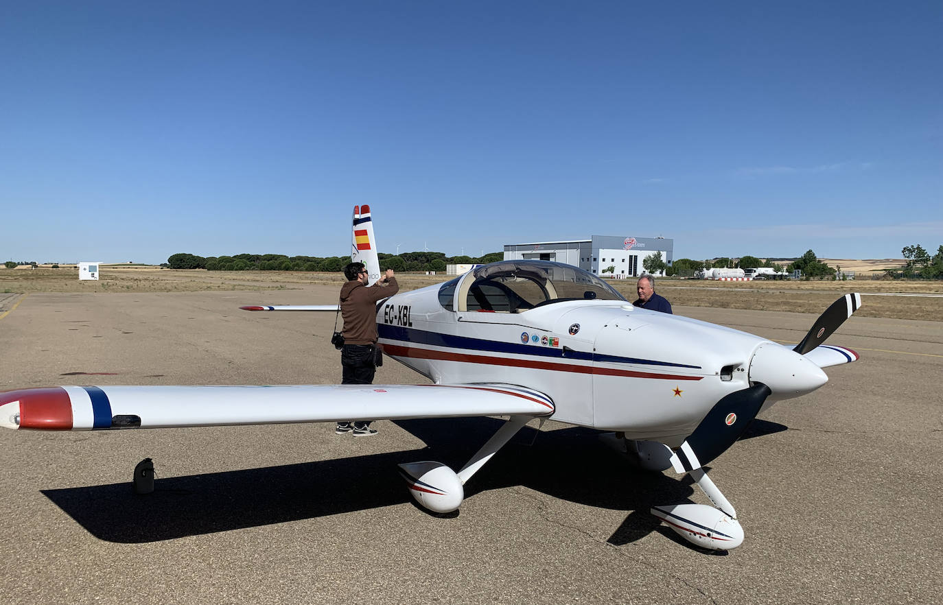 Alberto Mingueza coloca una cámara sobre el avión de Juan José Rodríguez.