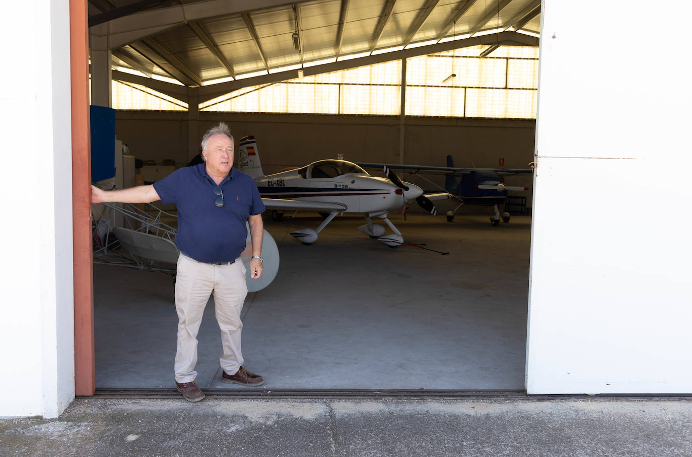 Juan José Rodríguez abre el hangar donde guarda su avión.