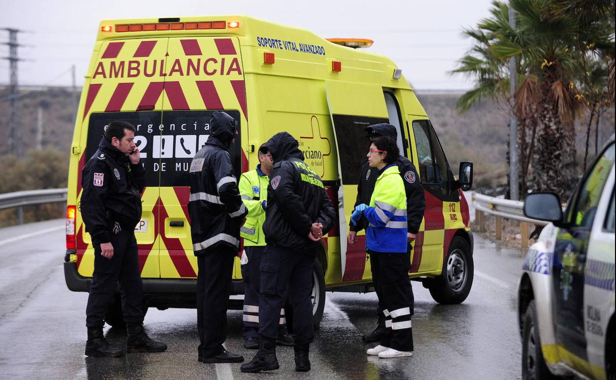 Diferentes miembros del cuerpo de Emergencias hablan en el lugar de un accidente. 