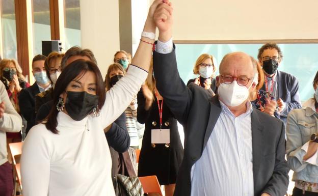 Ana Sánchez, secretaria de Organización del PSOE de Castilla y León, levanta el brazo de Jesús Caro tras el congreso provincial de Ávila.