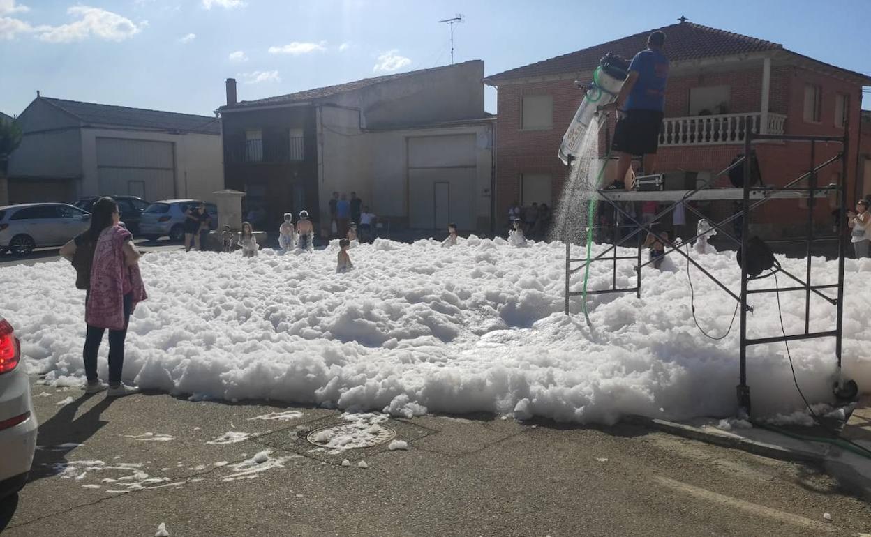 Grandes y pequeños se divierten en Villasexmir con la fiesta de la espuma 