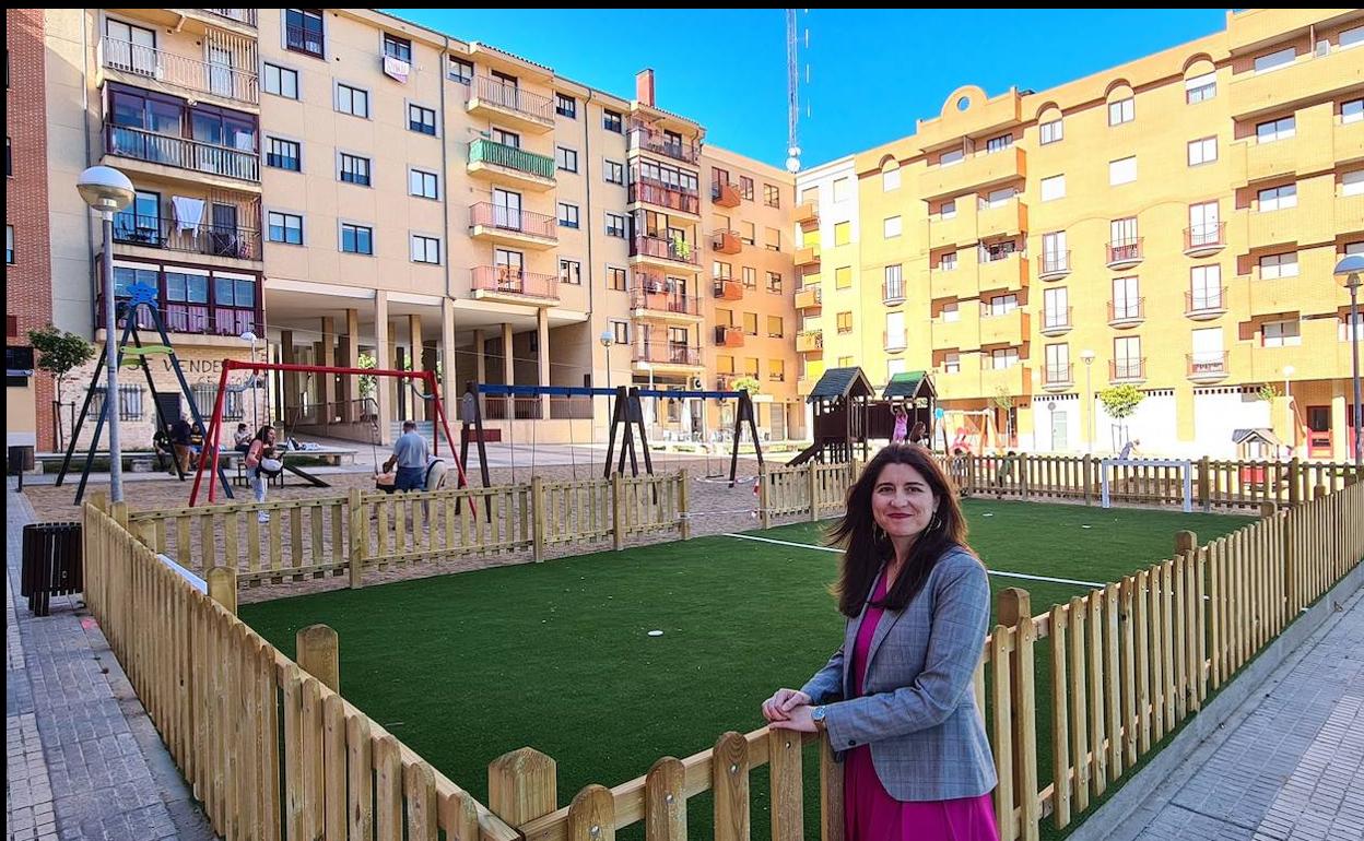 La concejal, en la plaza que ha sido objeto de las mejoras.