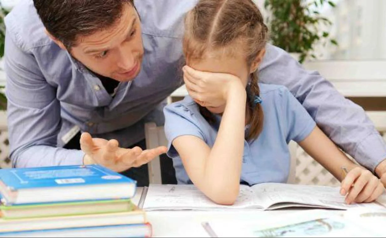 ¿Hay que ayudar a los escolares a hacer los deberes en casa? 