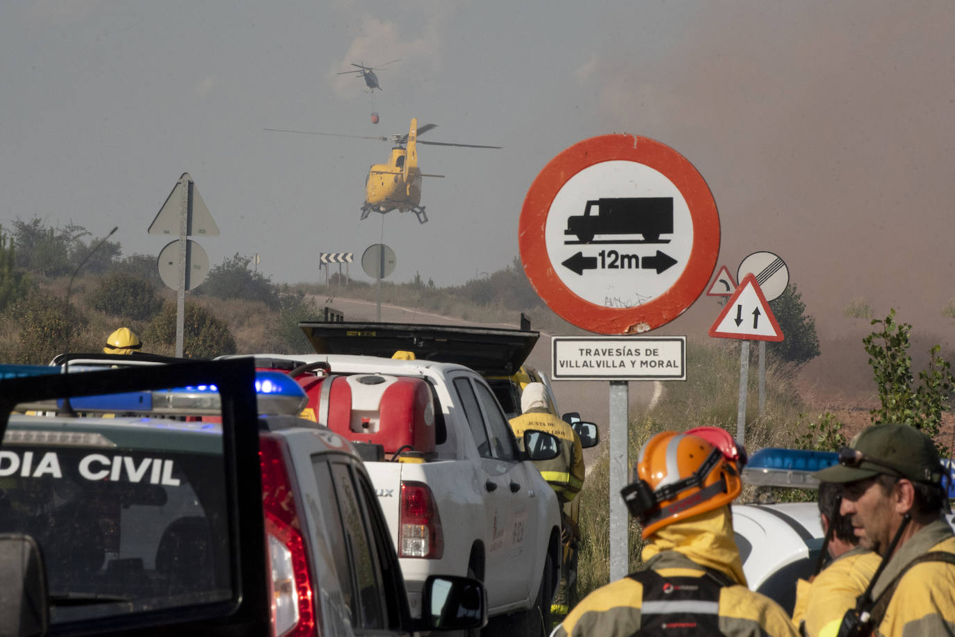 Servicios de extinción trabajan en Honrubia de la Cuesta para controlar el fuego.