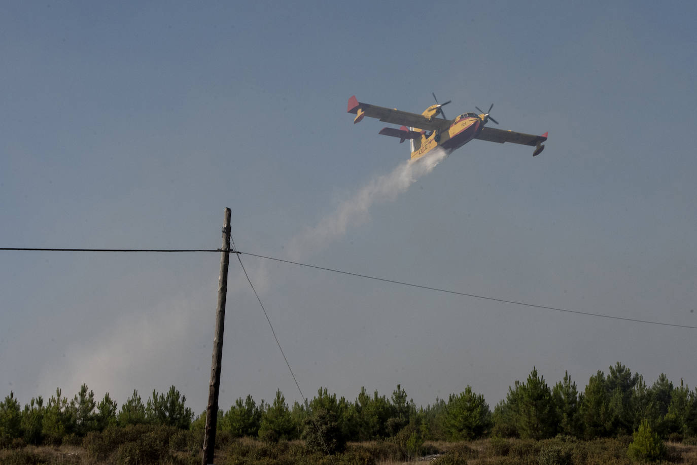 Servicios de extinción trabajan en Honrubia de la Cuesta para controlar el fuego.