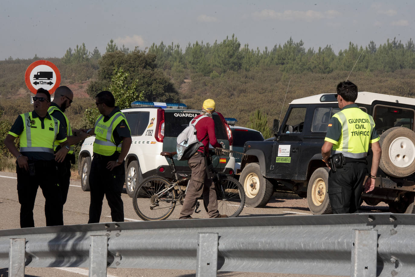 Servicios de extinción trabajan en Honrubia de la Cuesta para controlar el fuego.