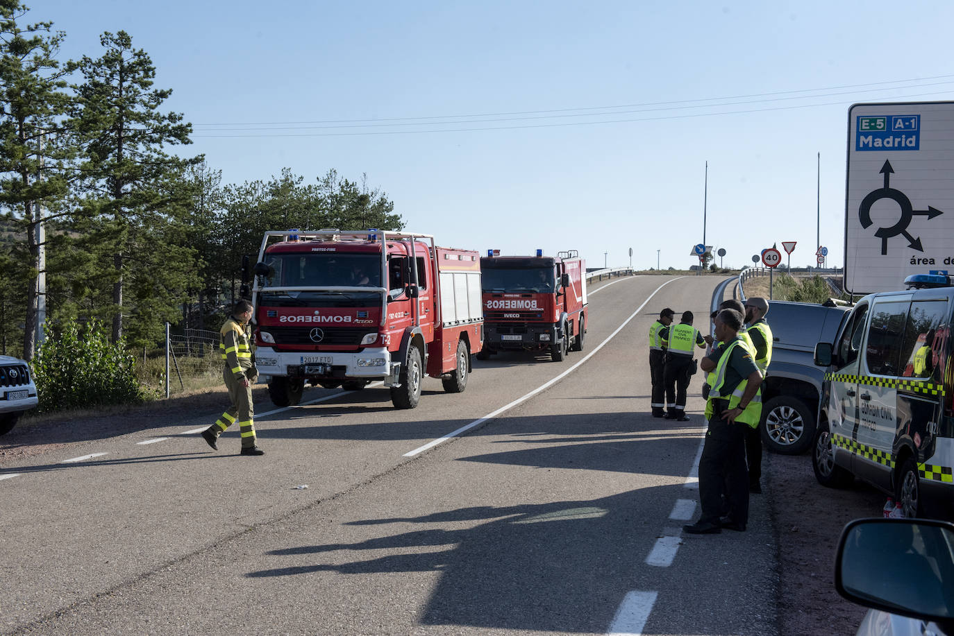 Servicios de extinción trabajan en Honrubia de la Cuesta para controlar el fuego.