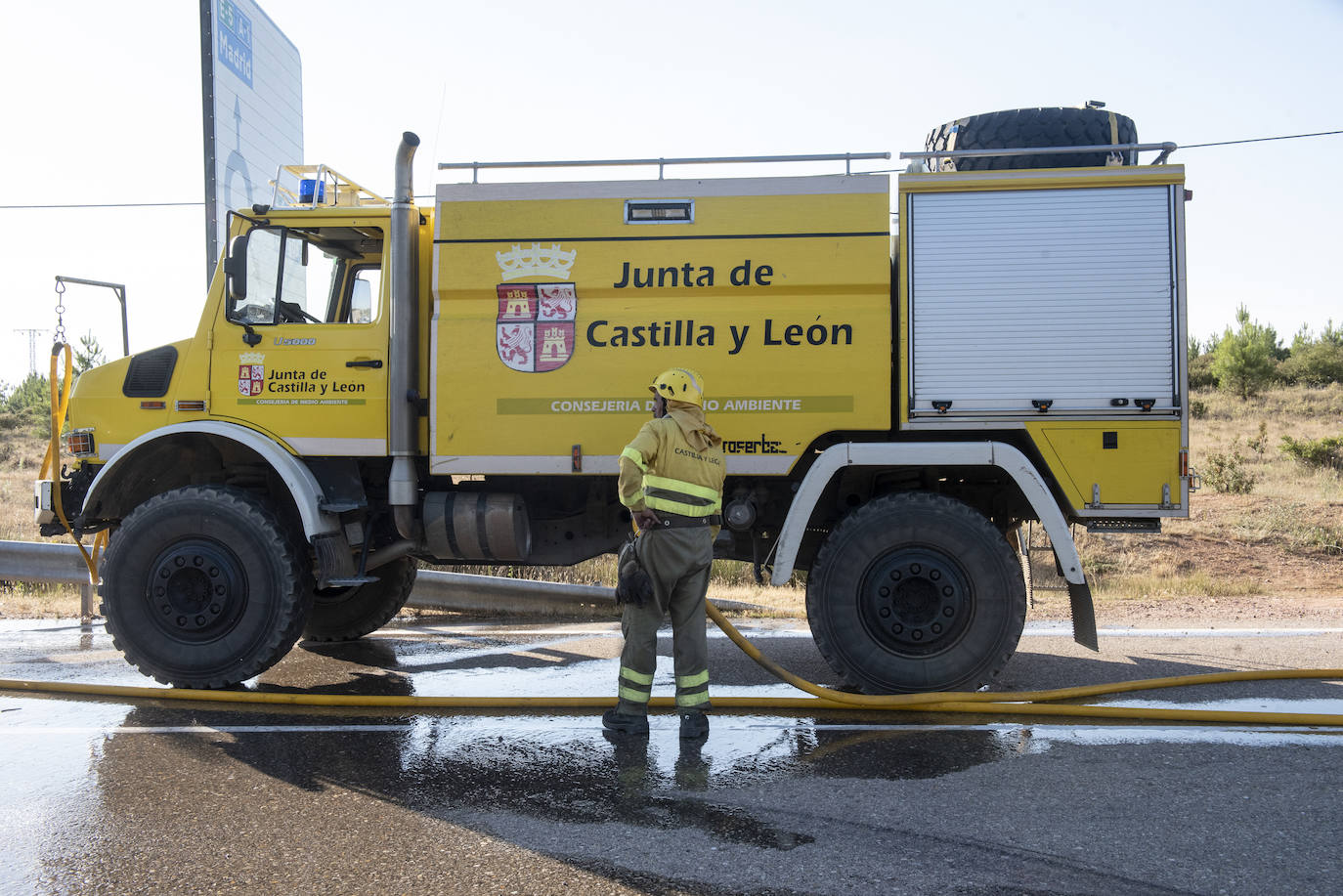 Servicios de extinción trabajan en Honrubia de la Cuesta para controlar el fuego.