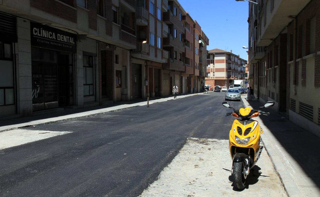 Asfaltado con adoquín en la calle Agapito Marazuela.