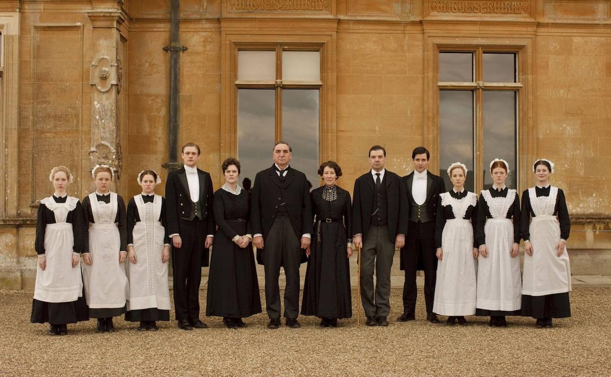 El equipo de sirvientes de la exitosa serie británica 'Downton Abbey'.