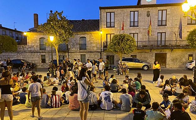 Los niños buscaron pistas en diferentes monumentos e hitos de la localidad. 