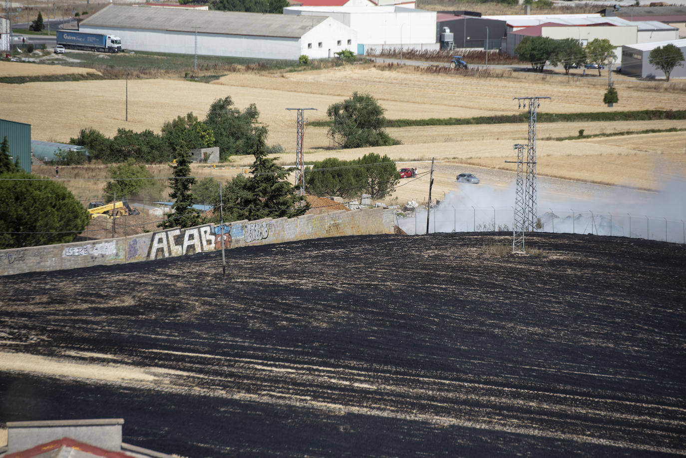 Labores de extinción del incendio en Cuéllar