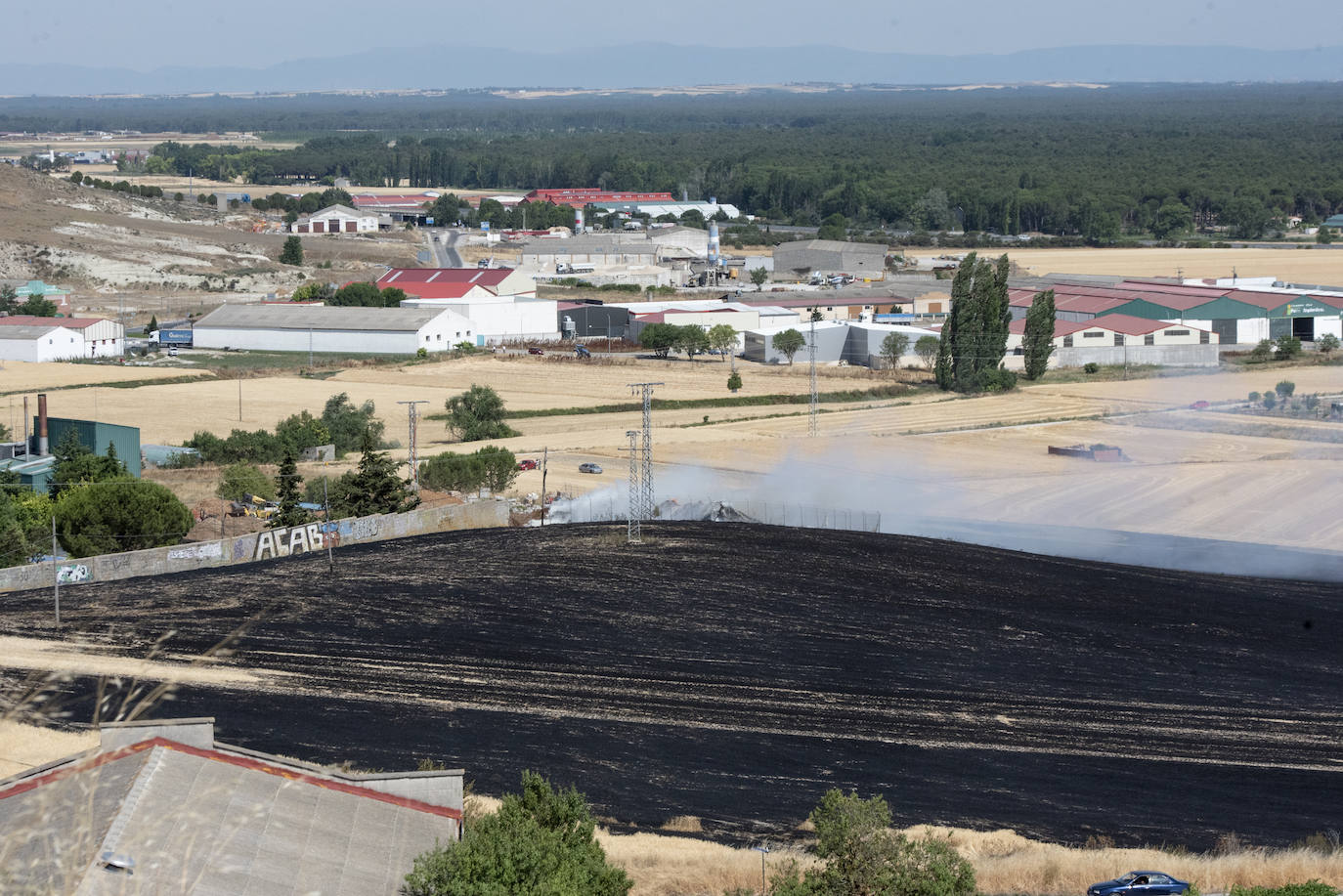 Labores de extinción del incendio en Cuéllar