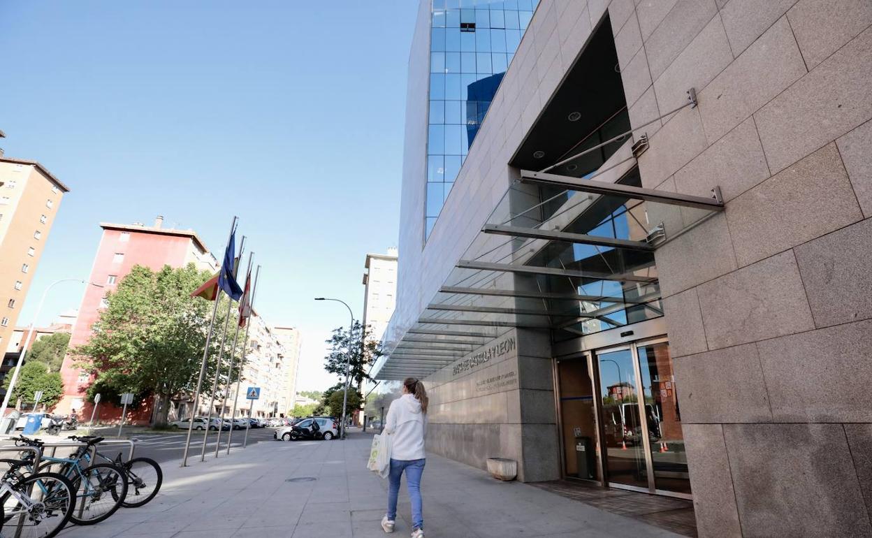 Entrada al edificio de las consejerías de Medio Ambiente, Movilidad y Agricultura.