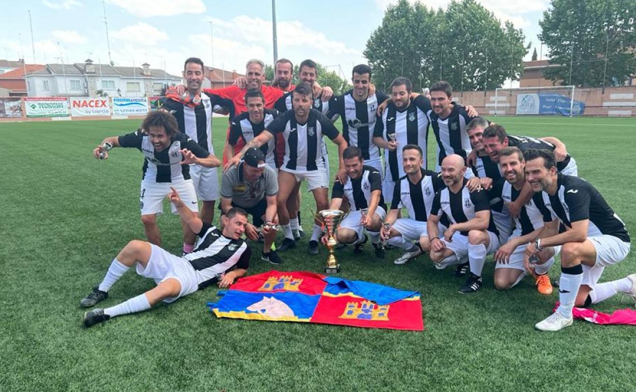 Los integrantes del equipo de Rioseco posan con el trofeo. 