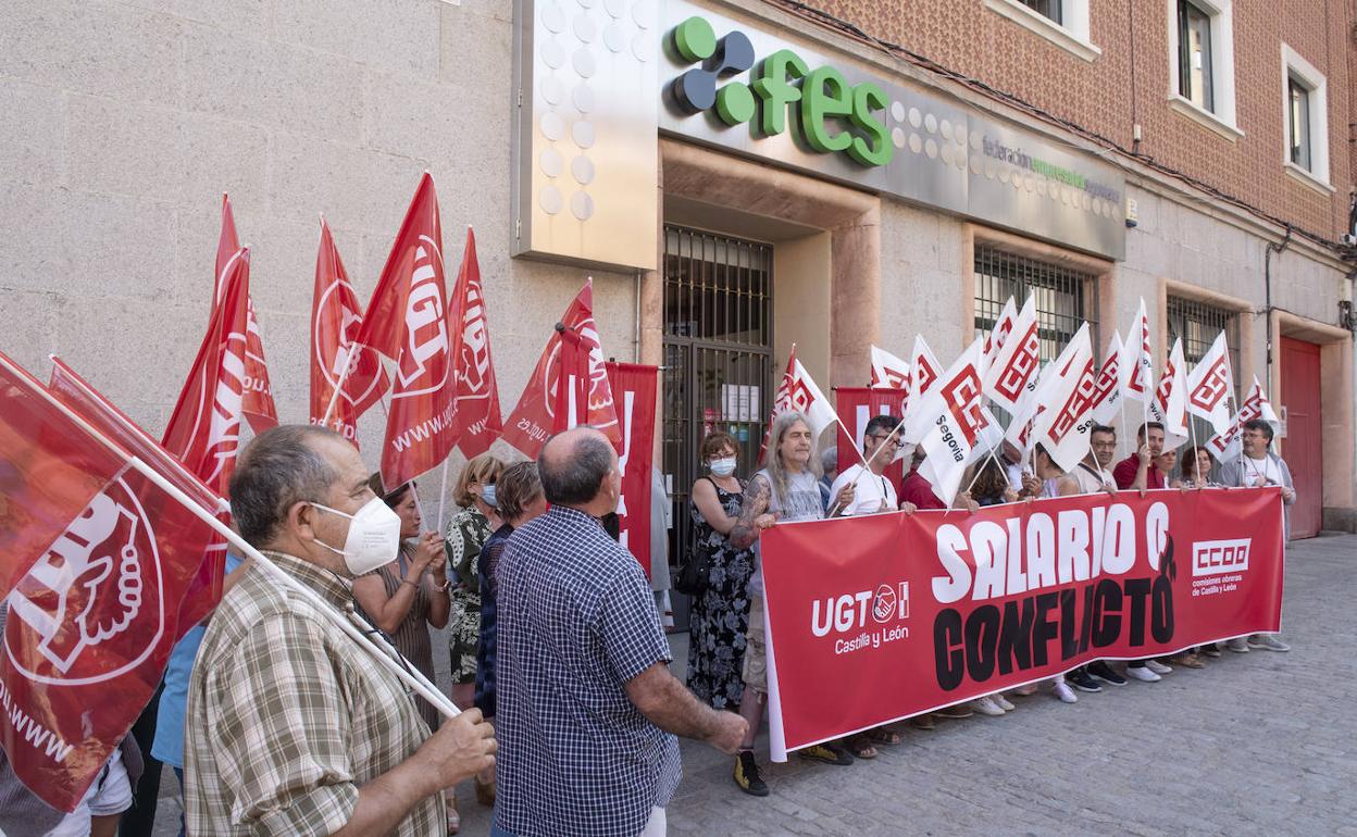 Momento de la concentración de los sindicatos frente a la sede de la Fes.