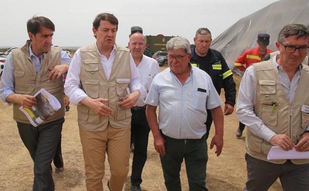 El consejero, el presidente de la Junta y el director general de Patrimonio Natural y Política Forestal visitan la Culebra durante el incendio.