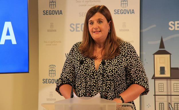 La alcaldesa de Segovia, Clara Martín, anuncia los cambios en el equipo de gobierno. 