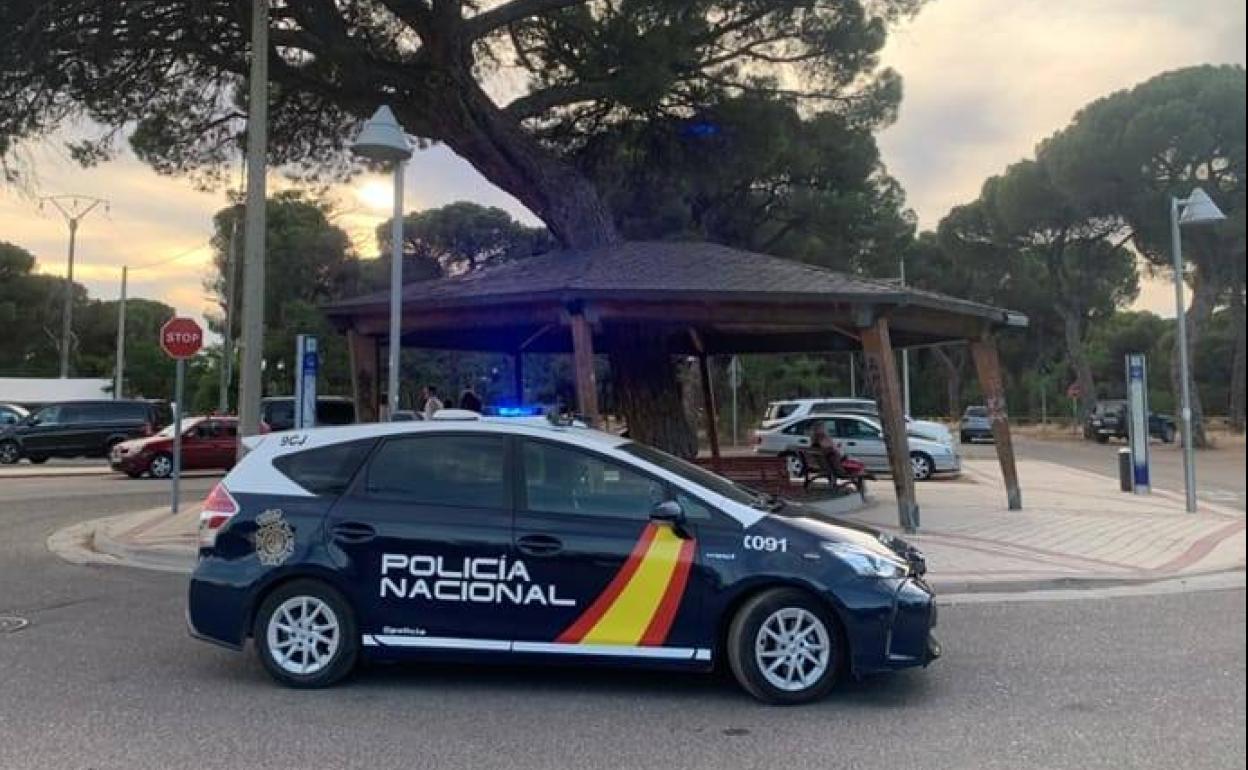 Policía Nacional de servicio. 