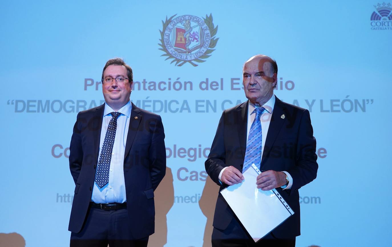 Graciliano Estrada (izq.), presidente del Colegio Oficial de Médicos de Segovia, en la presentación del estudio demográfico. 