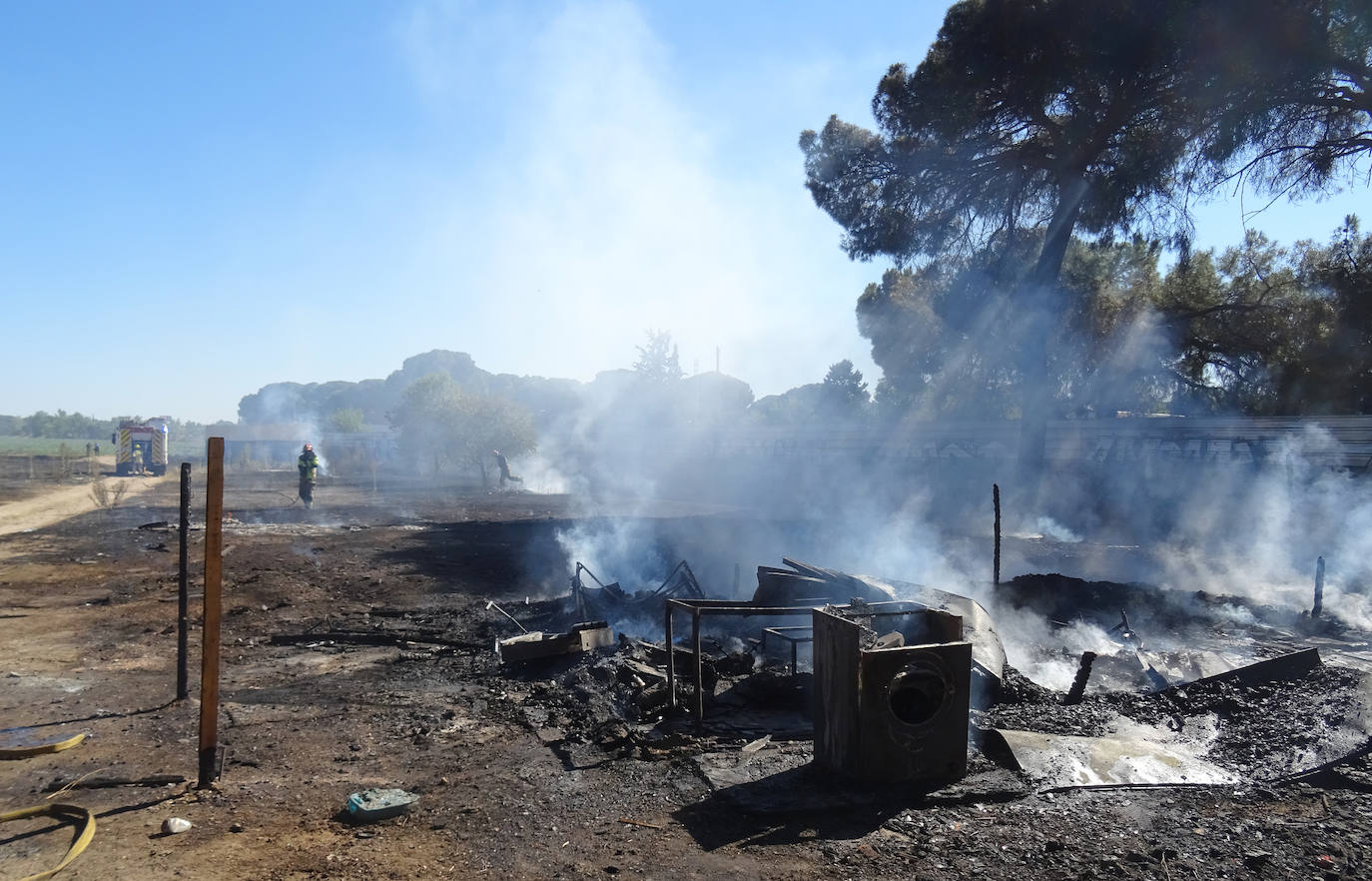 Fotos: El fuego calcina la última chabola de Pinar de Jalón, en Valladolid