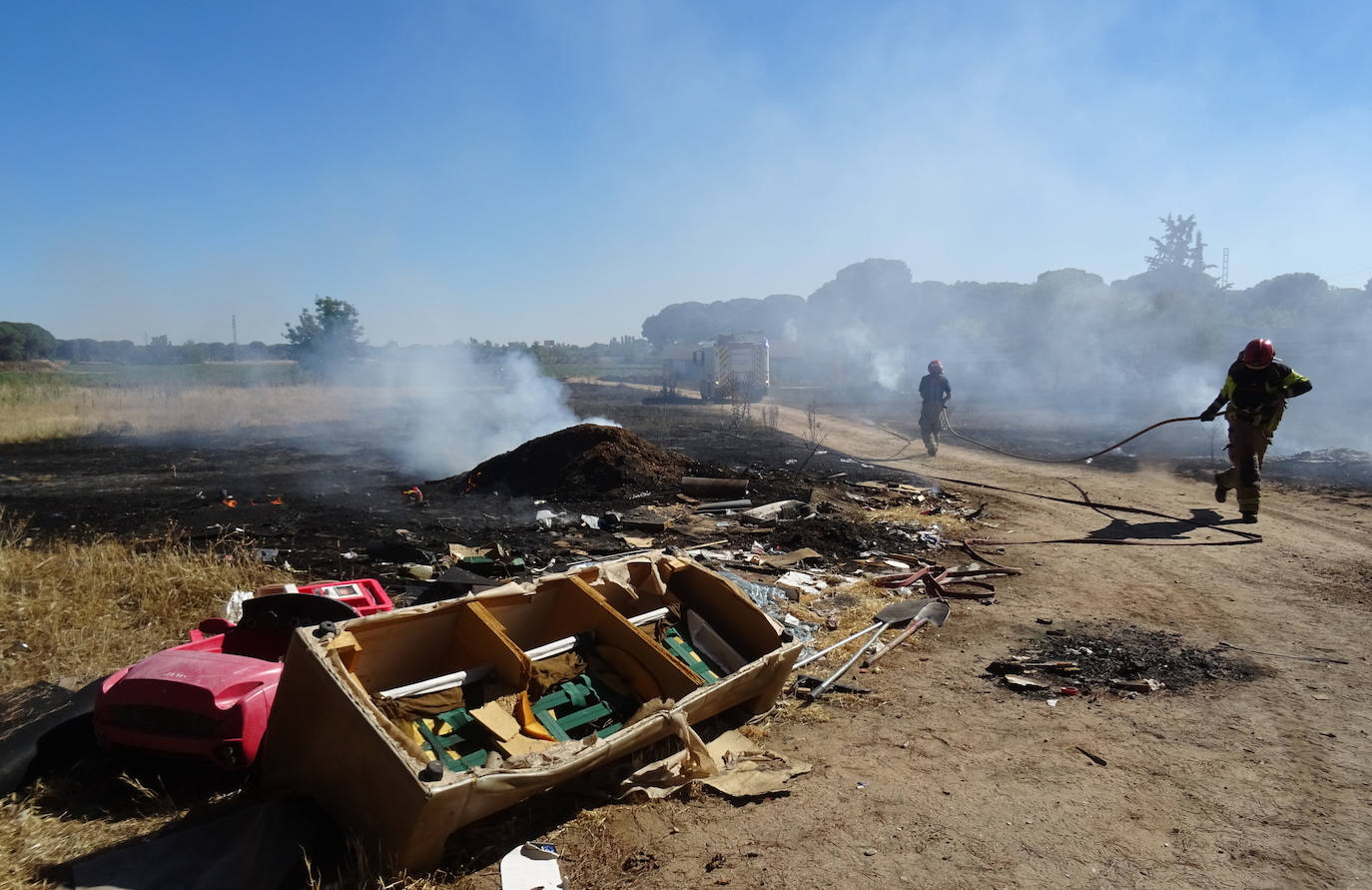 Fotos: El fuego calcina la última chabola de Pinar de Jalón, en Valladolid